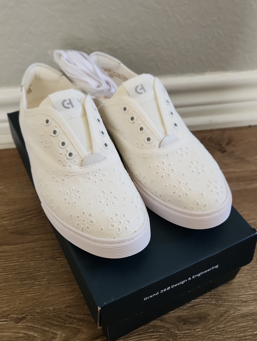Cole Haan GrandPro Harbor Sneakers - White Floral Eyelet Slip-On Womens size 6.5
